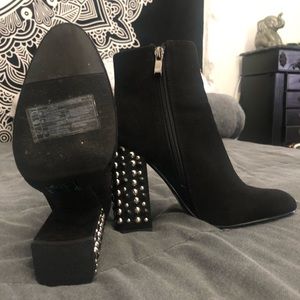 Chunky heel bootie